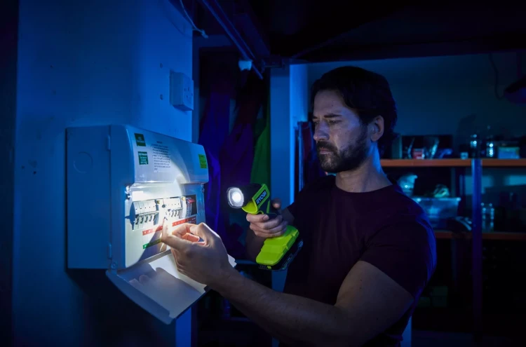 Lampa LED (latarka punktowa) Ryobi RLF18-0