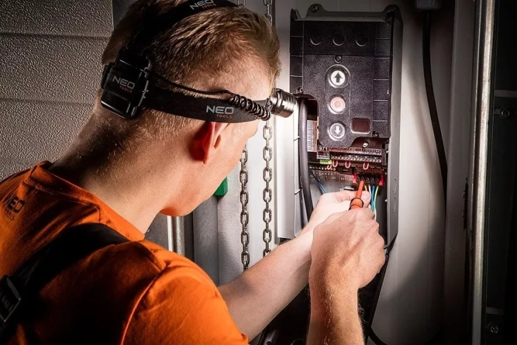 Latarka czołowa Neo Tools 99-201